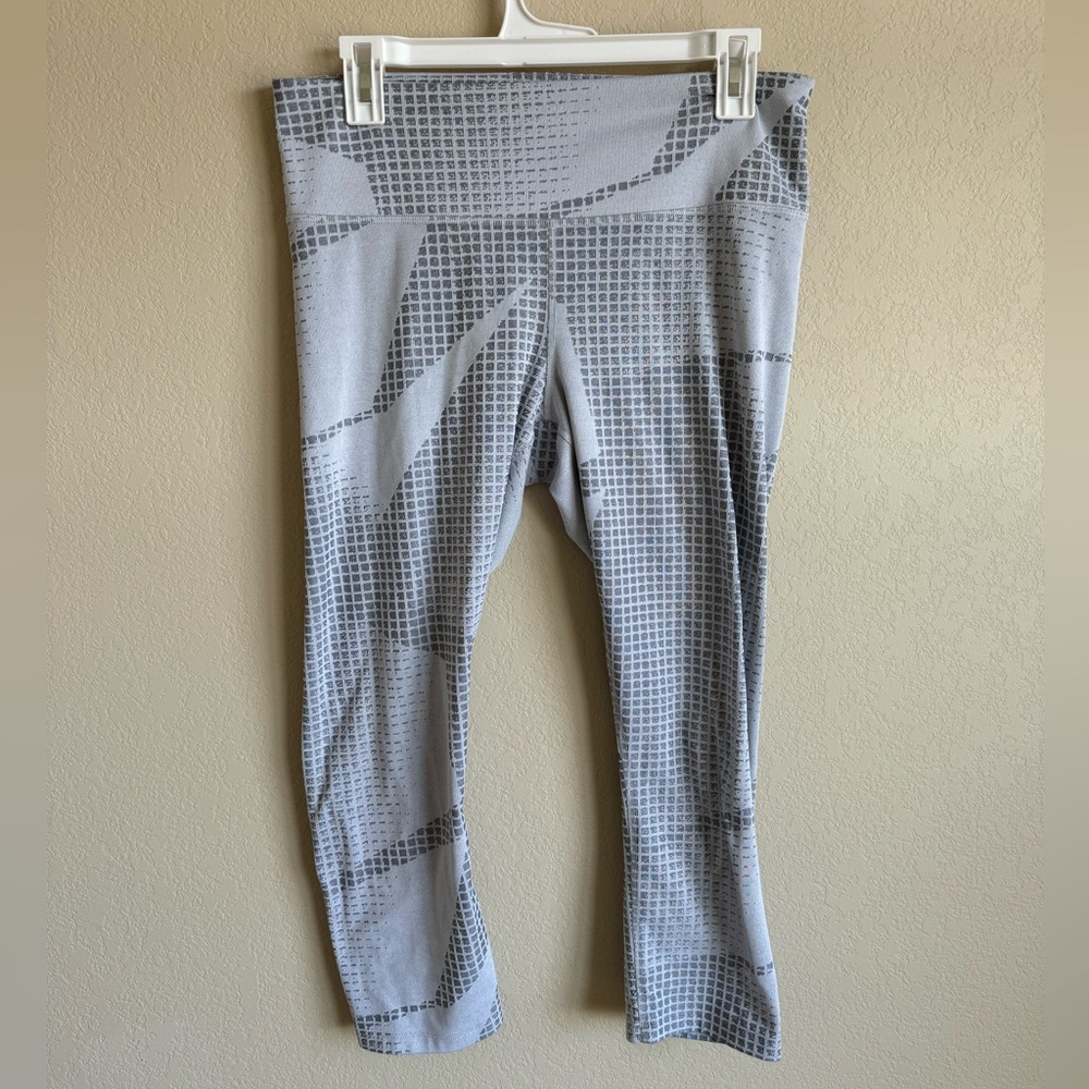 Under Armour Women’s UA Breathelux Jacquard Crop Gray Leggings Size Large